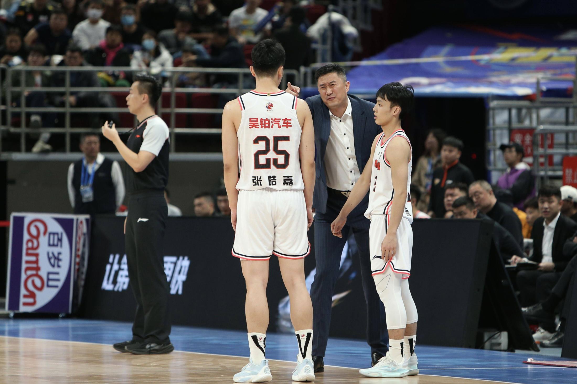 开云体育官方网站-广东男篮再胜一场，领跑季后赛