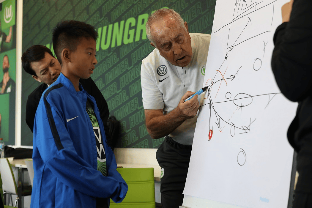 开云体育中国-沃尔夫斯堡队员展现团队合作，取得胜利